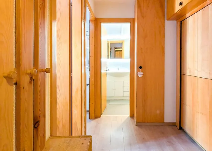 Cosy Centered With Garden And View In 维松纳