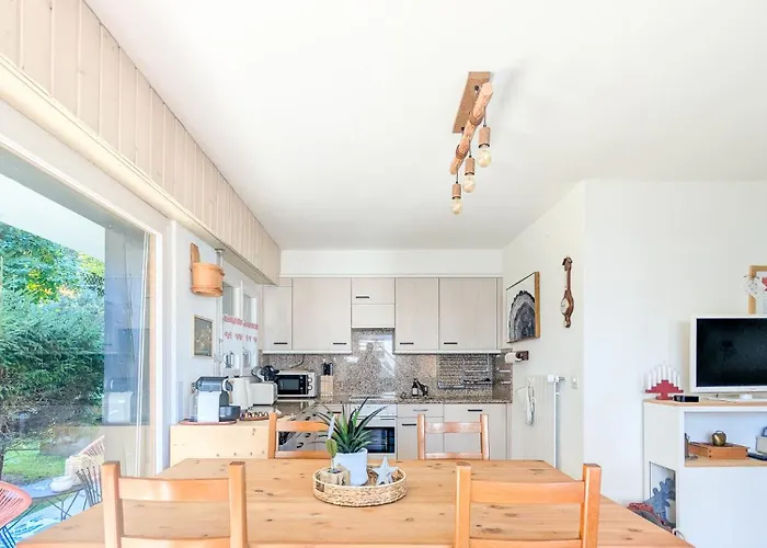 Cosy Centered With Garden And View In * 维松纳