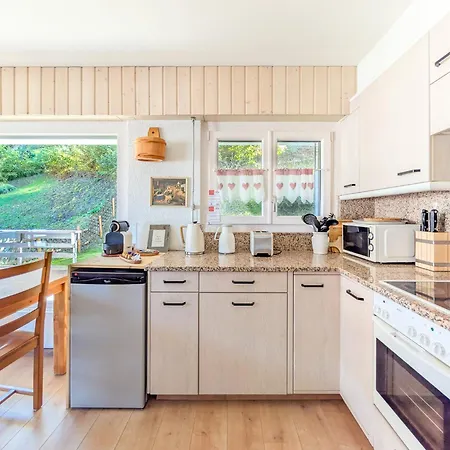 公寓 Cosy Centered With Garden And View In