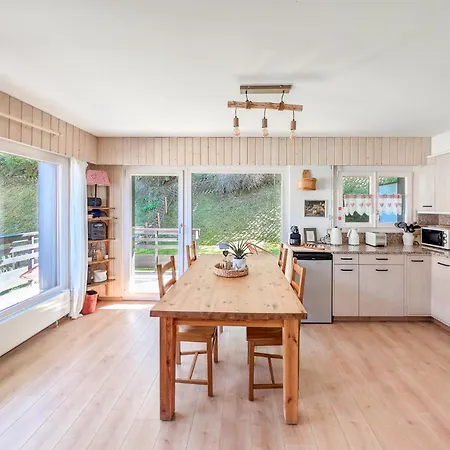 아파트 Cosy Centered With Garden And View In 베이소나츠